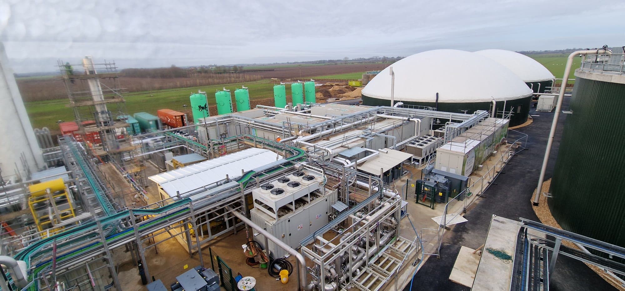 Wide view over an energy generation plant during construction